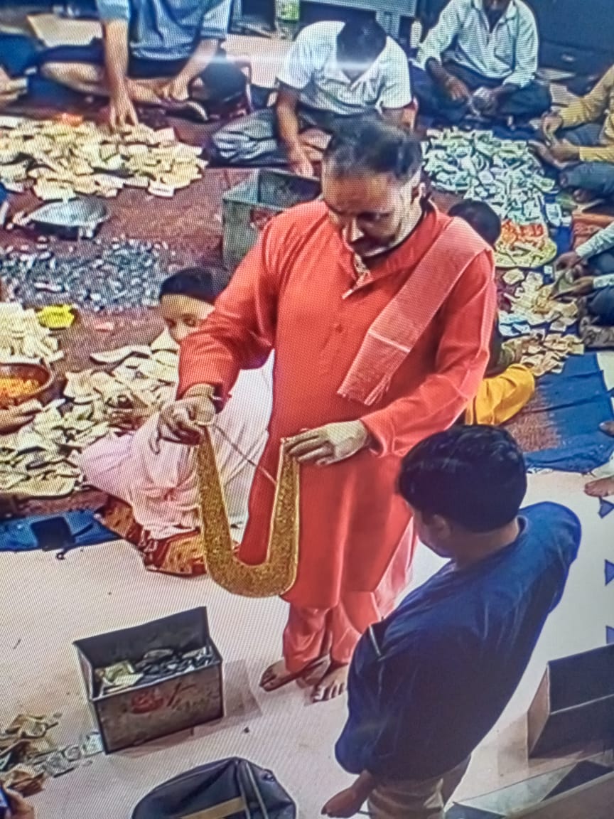हिमाचल प्रदेश के विश्व विख्यात शक्तिपीठ श्री नैना देवी मंदिर में श्रद्धालु के द्वारा 1 किलो सोने का हार माता जी के चरणों में अर्पित की 