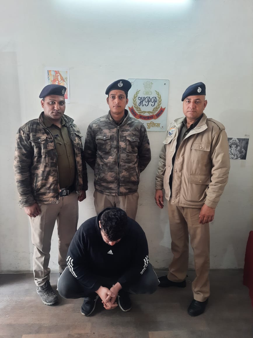 जरी में 422 ग्राम चरस के साथ युवक गिरफ्तार