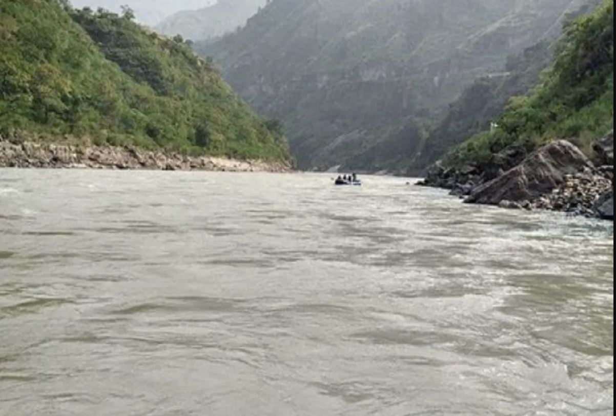नाव डूबने से एक व्यक्ति की हुई मौत, एक लापता