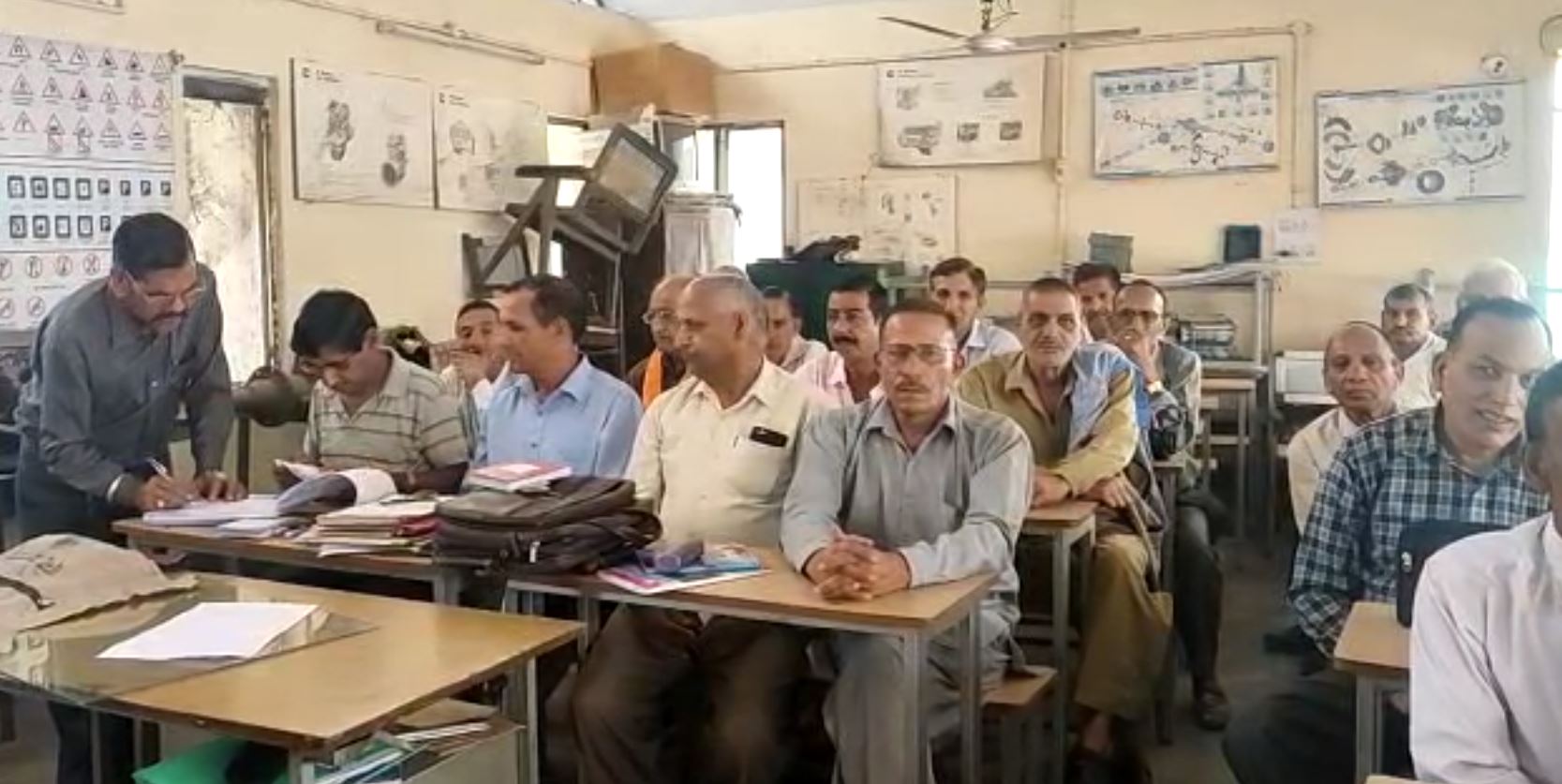 पैन्शन समयानुसार न मिलने पर कर्मचारियों में रोष