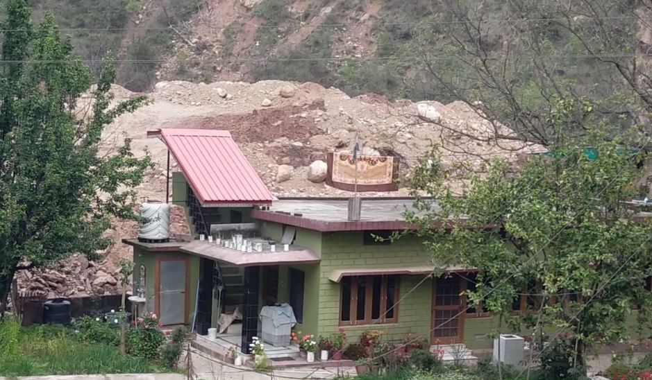 फोरलेन कंपनी द्वारा रिहायशी मकान के पास फैंका गया मलबा