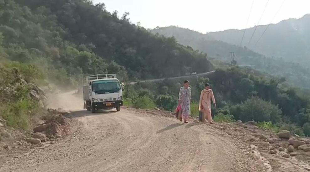 स्वाहण-मेहला मार्ग पर लोगों को करना पड़ रहा मुश्किलों का सामना