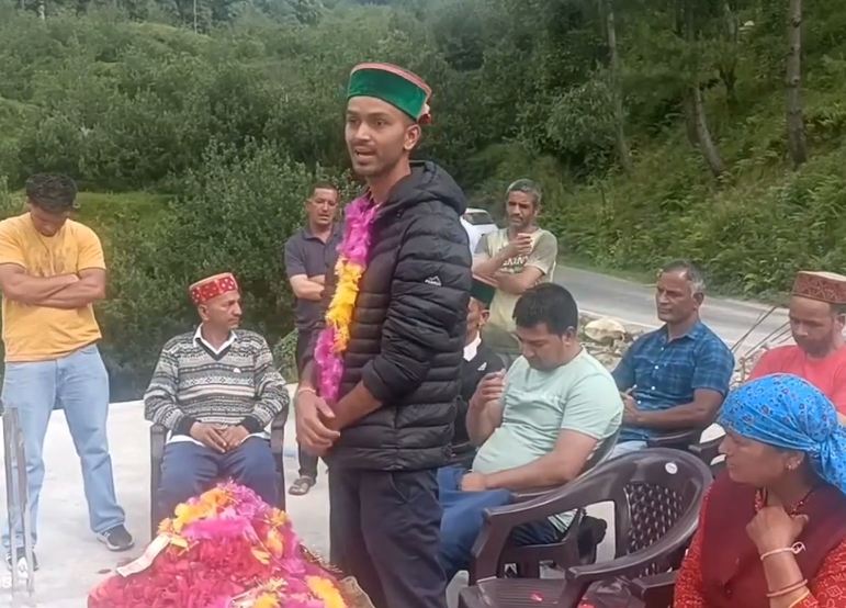 किसान के बेटे जितेंद्र सिंह ने पास की HAS की परीक्षा