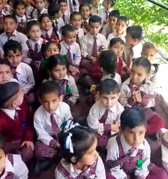 magic show- त्रिनेत्र आदर्श विद्यालय में किया गया मैजिक शो का आयोजन