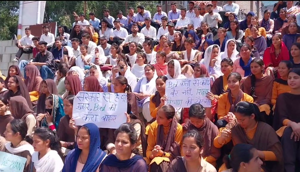 जेबीटी प्रशिक्षुओं ने चौथे दिन भी कक्षाओं का किया बहिष्कार
