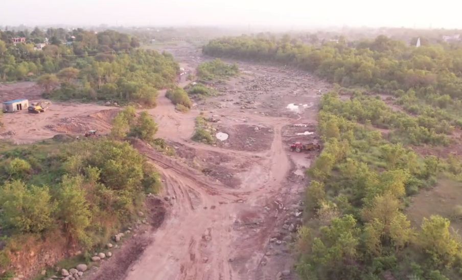 नालागढ़ की जोघोँ पंचायत की नदी में हो रहे अवैध खनन से लोग परेशान