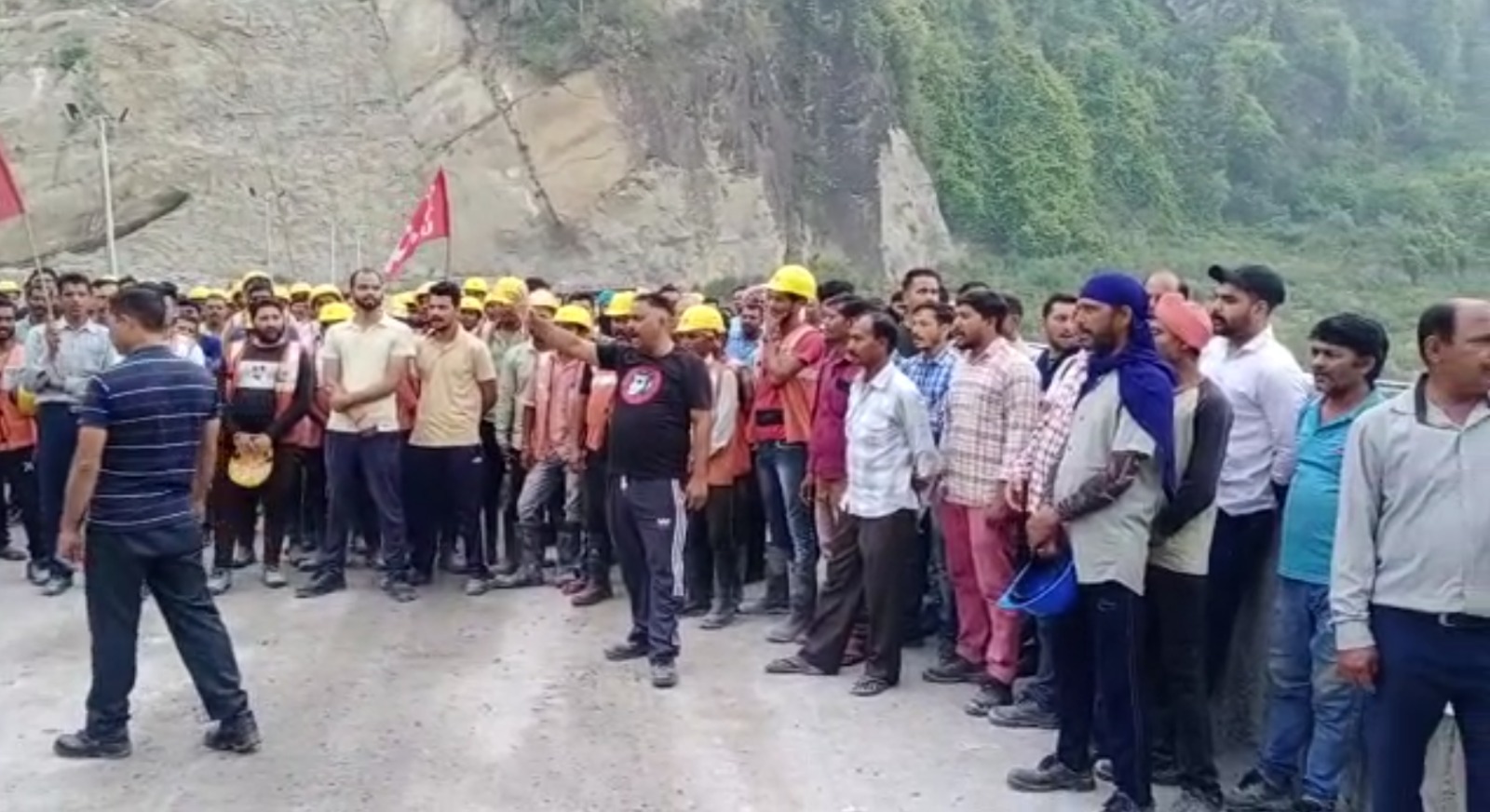 धौलासिद्ध प्रोजेक्ट यूनियन ने ऋत्विक कंपनी के खिलाफ किया प्रदर्शन