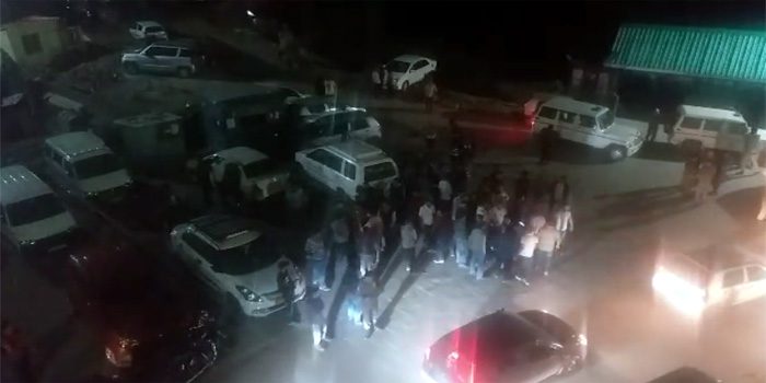 शिमला में दो गुटों में मा*रपी*ट, जमकर नारेबाजी, तोड़े गाड़ियों के शीशे