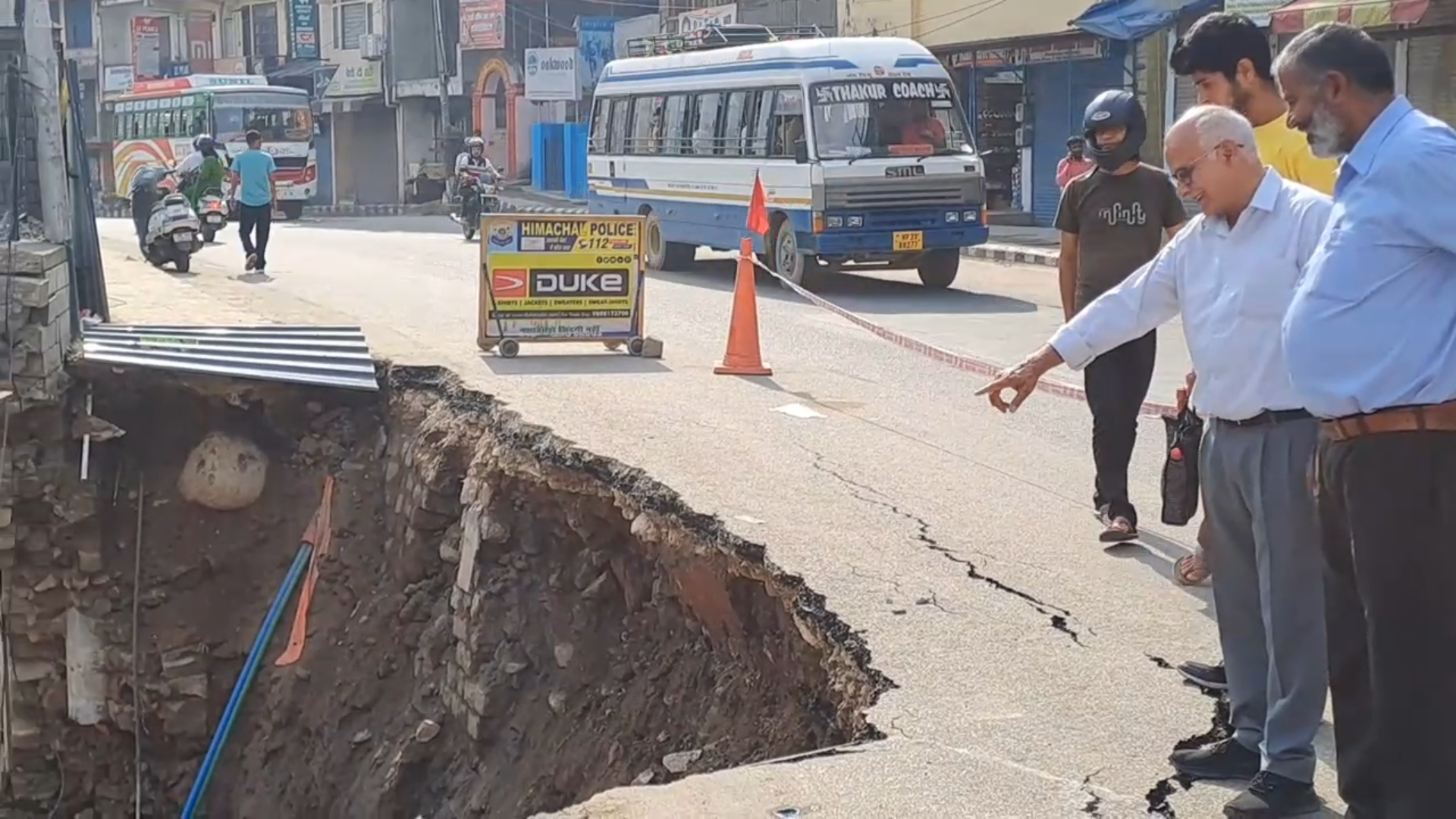 मंडी शहर में डंगा ढहने से टूटा सड़क का एक बड़ा हिस्सा