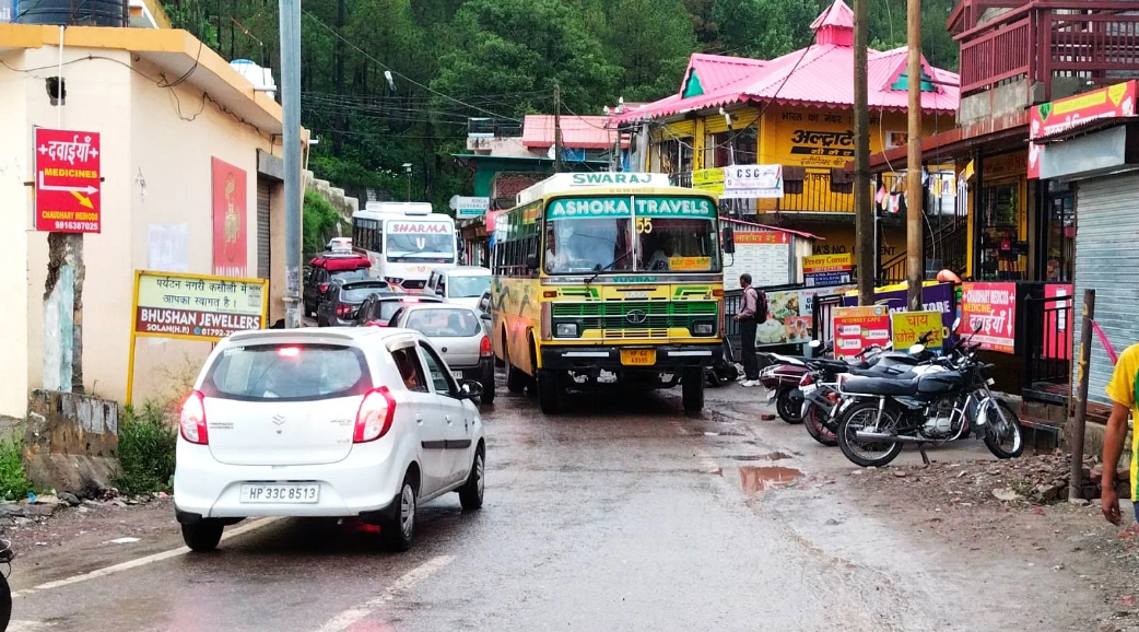 कसौली सम्पर्क मार्ग के क्षतिग्रस्त मार्ग पर वाहनो की आवाजाही शुरू