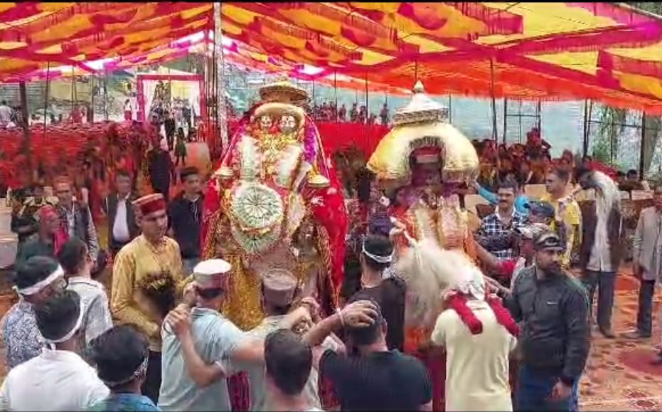 देवताओं की भव्य शोभायात्रा के साथ शूरू हुआ कुंगश का बीस आषाढ़ मेला