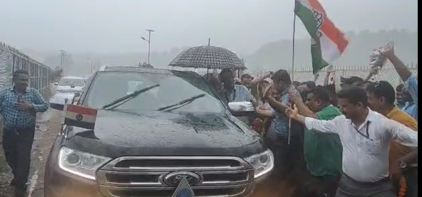भारी बारिश के बीच CM सुक्खू पहुंचे नादौन, कार्यकर्ताओं में दिखा जोश