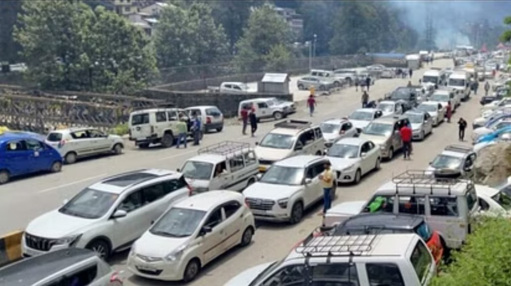मनाली में भूखे-प्यासे हजारों पर्यटकों की जाम में गुजरी रात