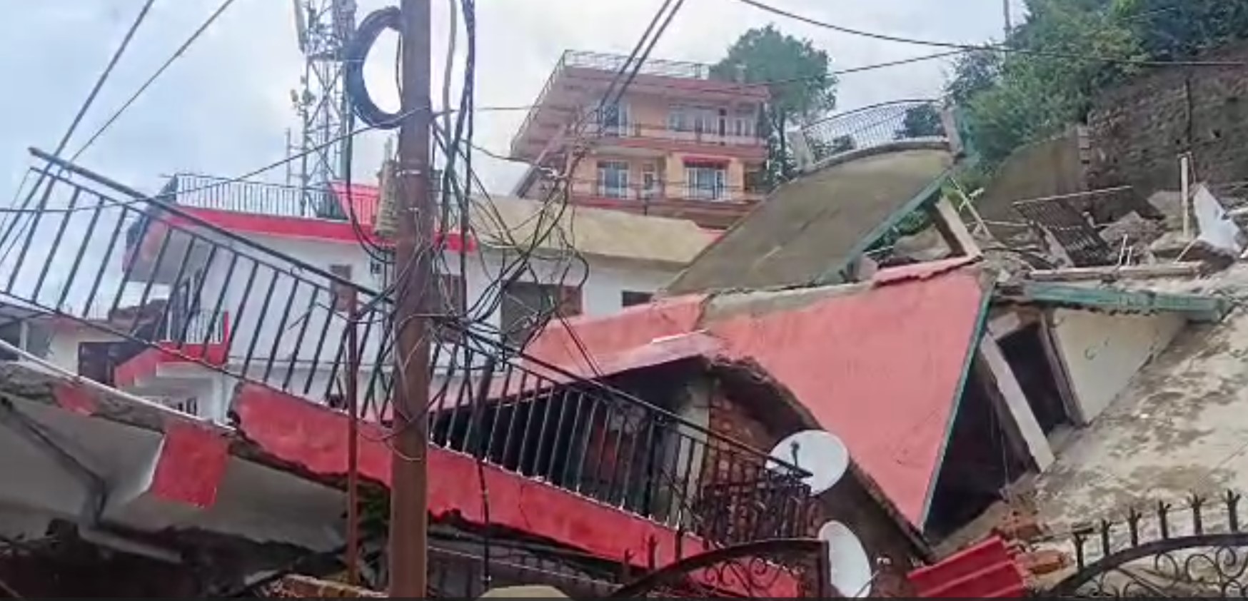 भारी बारिश से सोलन में भूस्खलन: सैकड़ों लोग बेघर, क्षेत्र असुरक्षित घोषित