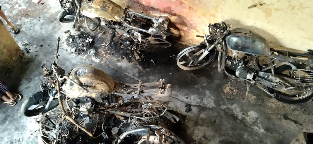 आग से डर कर महिला ने अपनी बेटी को लेकर छत से लगाई छलांग