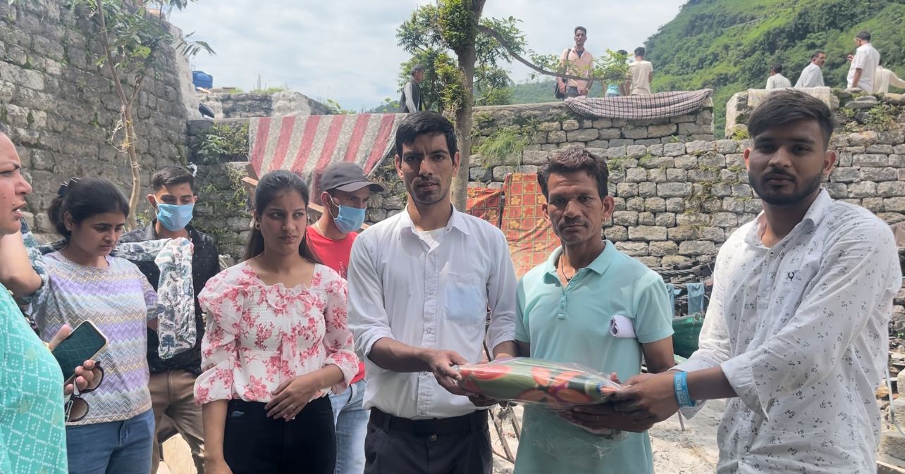 नोबल बीएड कालेज ने बा*ढ़ प्रभावित क्षेत्र में किया श्रमदान, प्रभावितों को बांटे कंबल