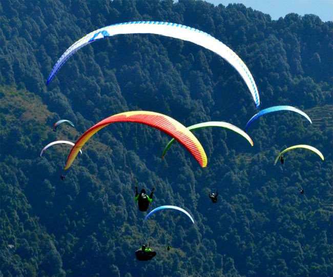 जिला काँगड़ा में पैराग्लाइडिंग व ट्रैकिंग पर लगी रोक आज से हटी