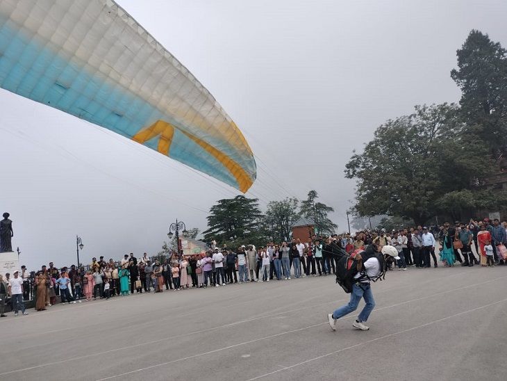 फ्लाइंग फेस्टिवल में हिस्सा लेने शिमला पहुंच रहे देश विदेश के पैराग्लाइडर