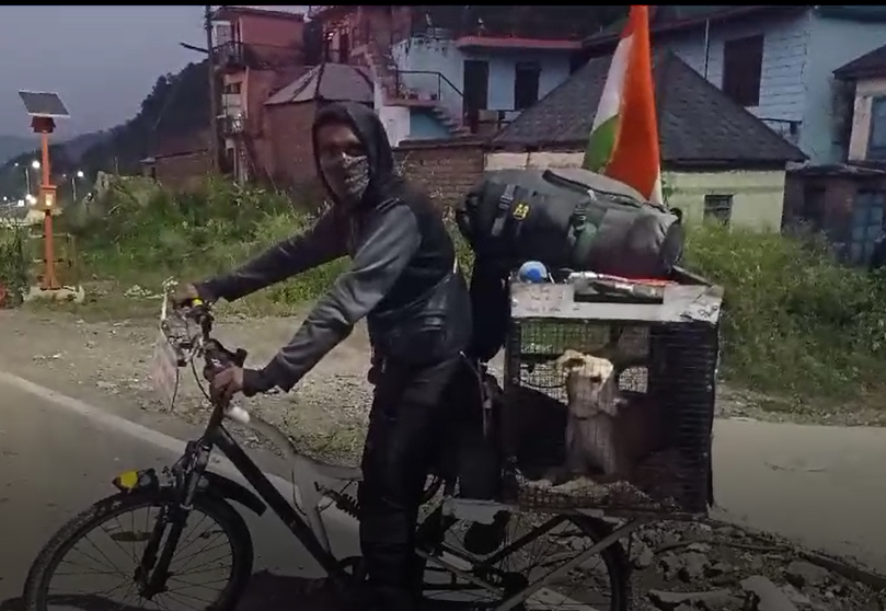 साइकिल पर अपने कुत्ते चार्ली के साथ भारत भ्रमण पर निकला अभिषेक कुमार !