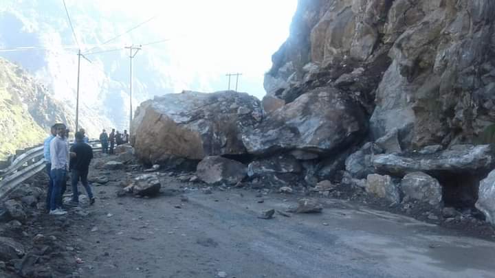 किन्नौर में चौरा टनल के पास भू*स्खलन