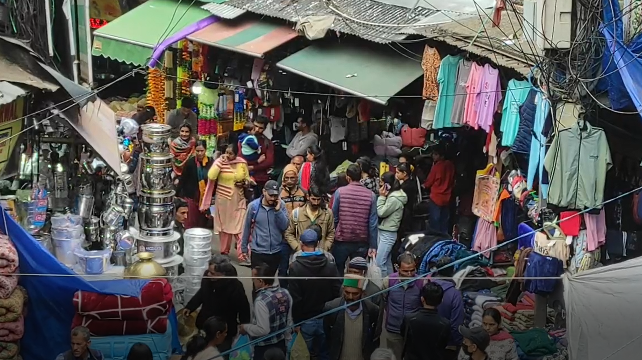 धनतेरस पर बाजार में खरीदारी के लिए उमड़ी लोगों की भीड़, जाने क्या खरीदे !