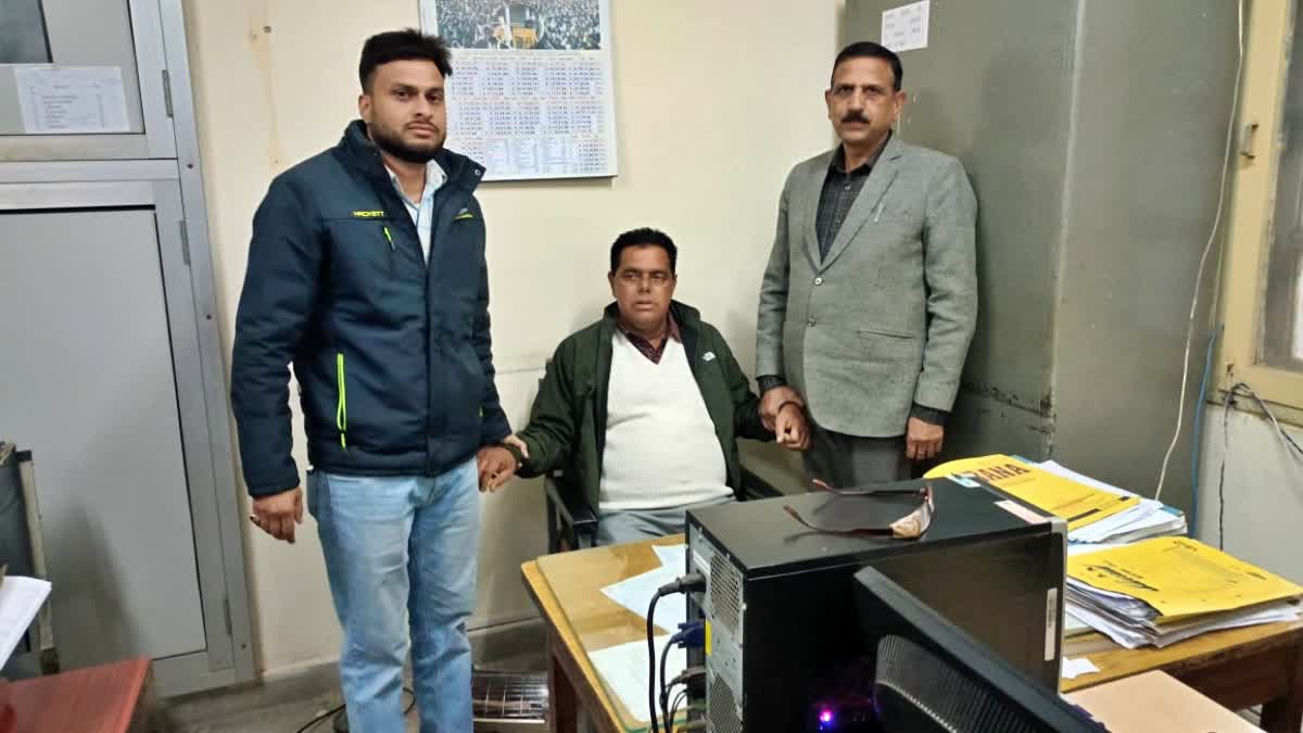 रिश्वत लेते लोक निर्माण विभाग का क्लर्क रंगे हाथों गिरफ्तार, विजिलेंस ने दर्ज किया मामला