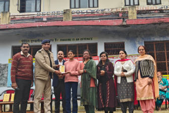 रोड सेफ्टी क्लब द्वारा आयोजित भाषण प्रतियोगिता में आशिमा ठाकुर ने प्रथम स्थान हासिल किया