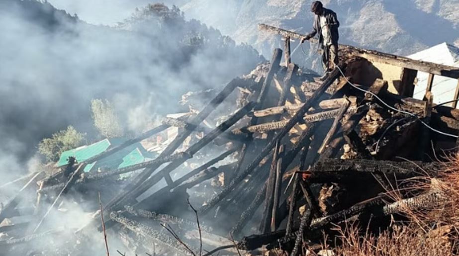 कुल्लू के पढारनी गांव में भड़की आग, मकान जलकर ख़ाक