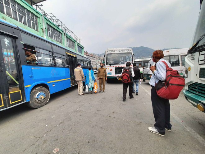 शिमला में सरकारी-प्राइवेट बस ऑपरेटरों में झड़प, कार्ट रोड पर लगा लंबा जाम