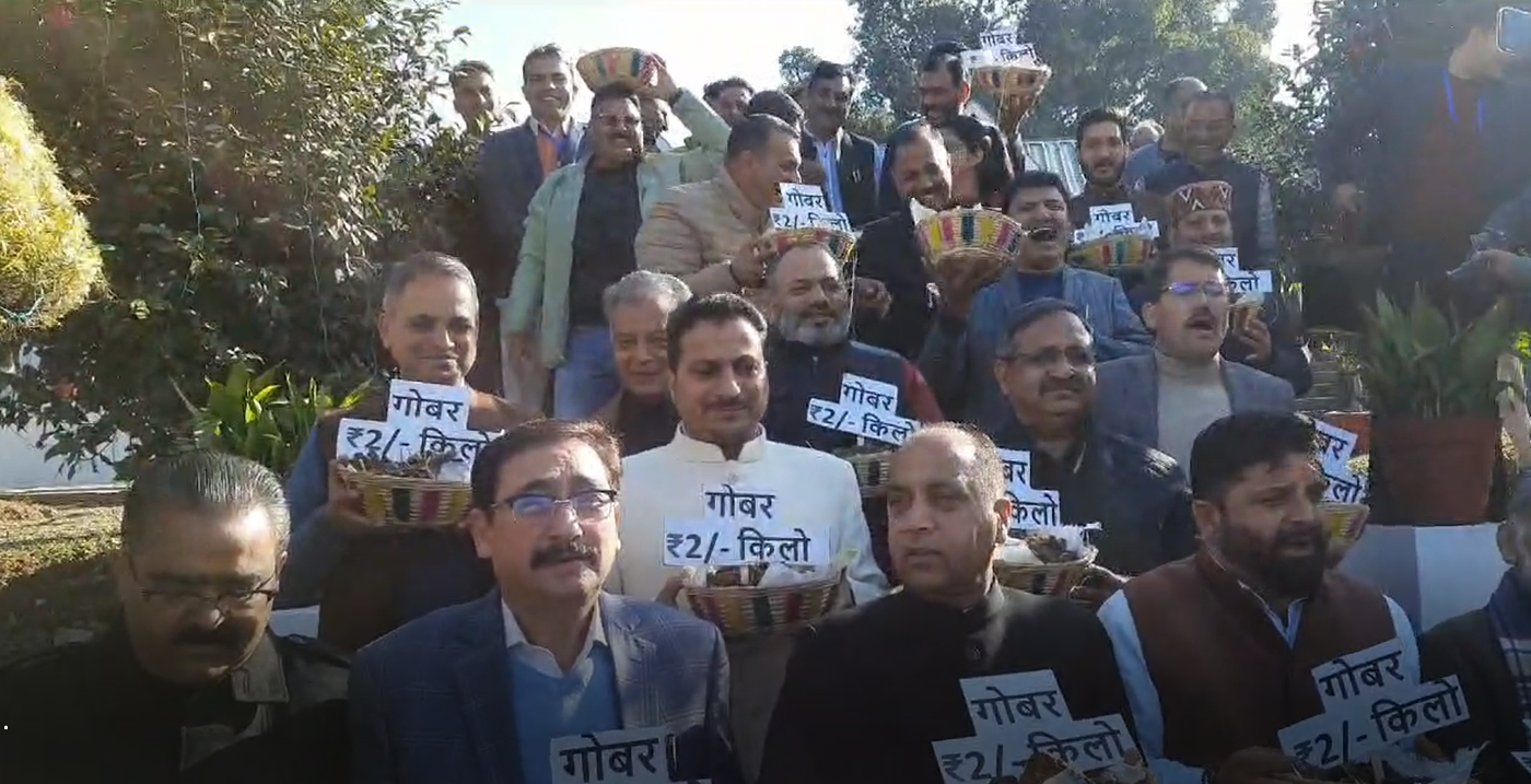 विपक्ष के तेवर तल्ख़, गोबर लेकर विधान सभा पहुंचें विधायक !