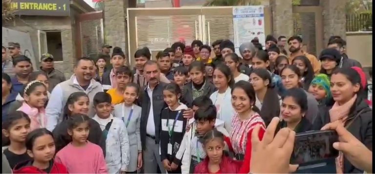 हिमाचल प्रदेश के कड़क मुख्यमंत्री का दिखा नरम अंदाज, अपना काफिला रोक के बच्चों से मिले