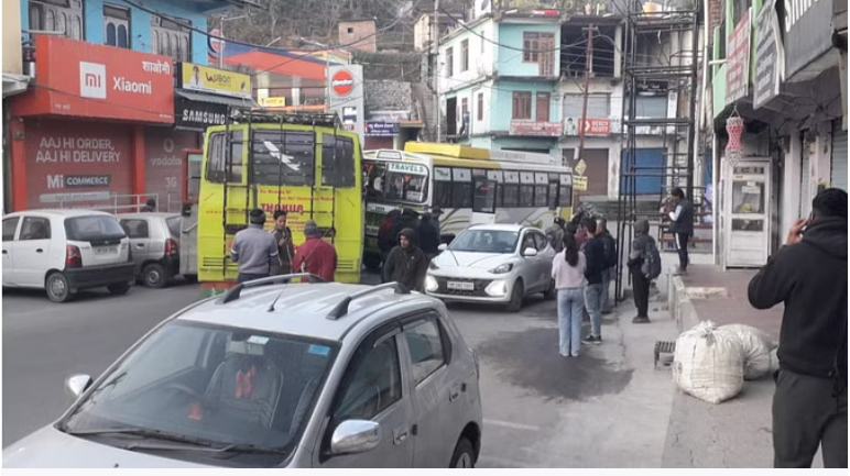 किरतपुर- नेरचौक फोरलेन पर HRTC बस और कार की ट*क्कर, एक की मौ+त
