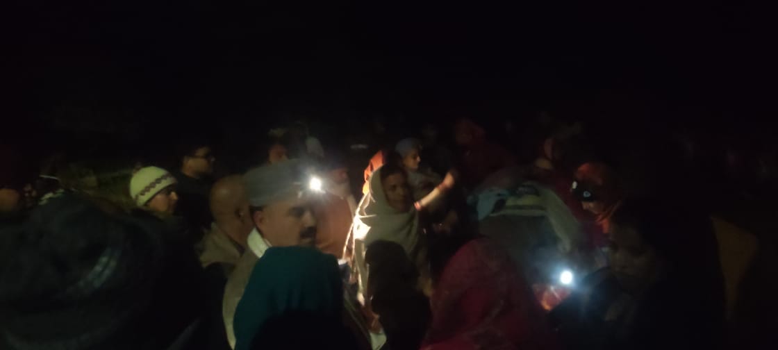हमीरपुर के चकमोह गांव में आ*गजनी की घ*टना, तीन मकानों को नु+कसान