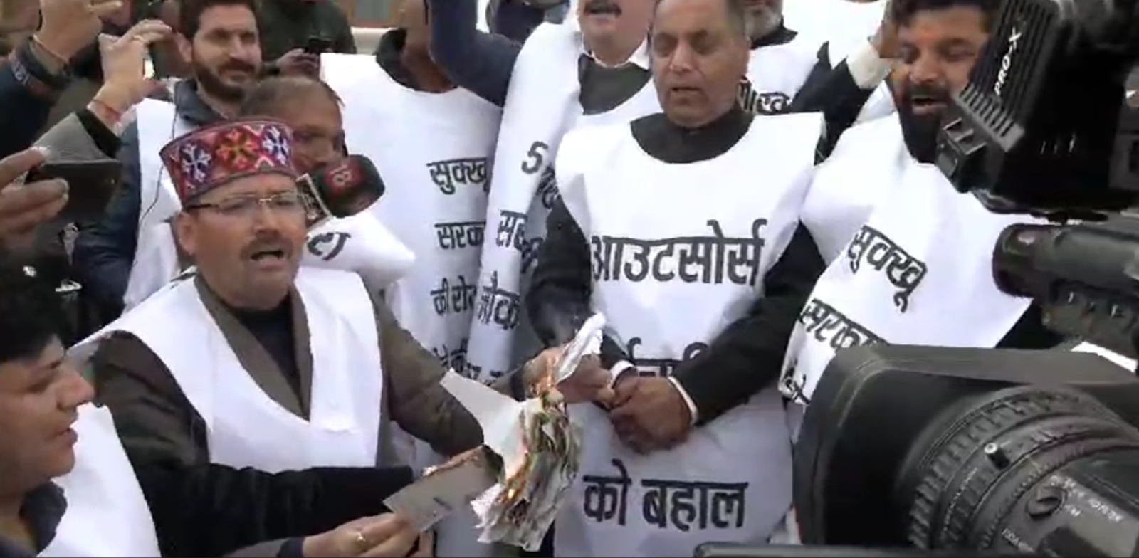 शीतकालीन सत्र के चौथे दिन जबरदस्त हंगामा, भाजपा विधायकों ने फाड़ी डिग्रियां तो कांग्रेस के विधायकों ने मांगे 15 लाख !