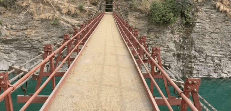 Mandi News : जर्जर हो चुकी बुनियाद को बीना सुधारे ही कर डाली पुल की मुरम्मत