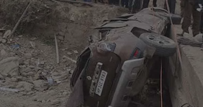 हाद*से का शि*कार हुई कार, पति-पत्नी बुरी तरह ज*ख्मी