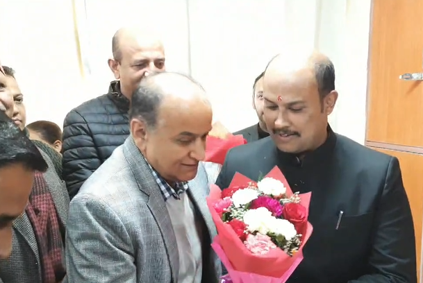 सुक्खू कैबिनेट के नए मंत्री यादवेंद्र गोमा ने सचिवालय में संभाला कार्यभार