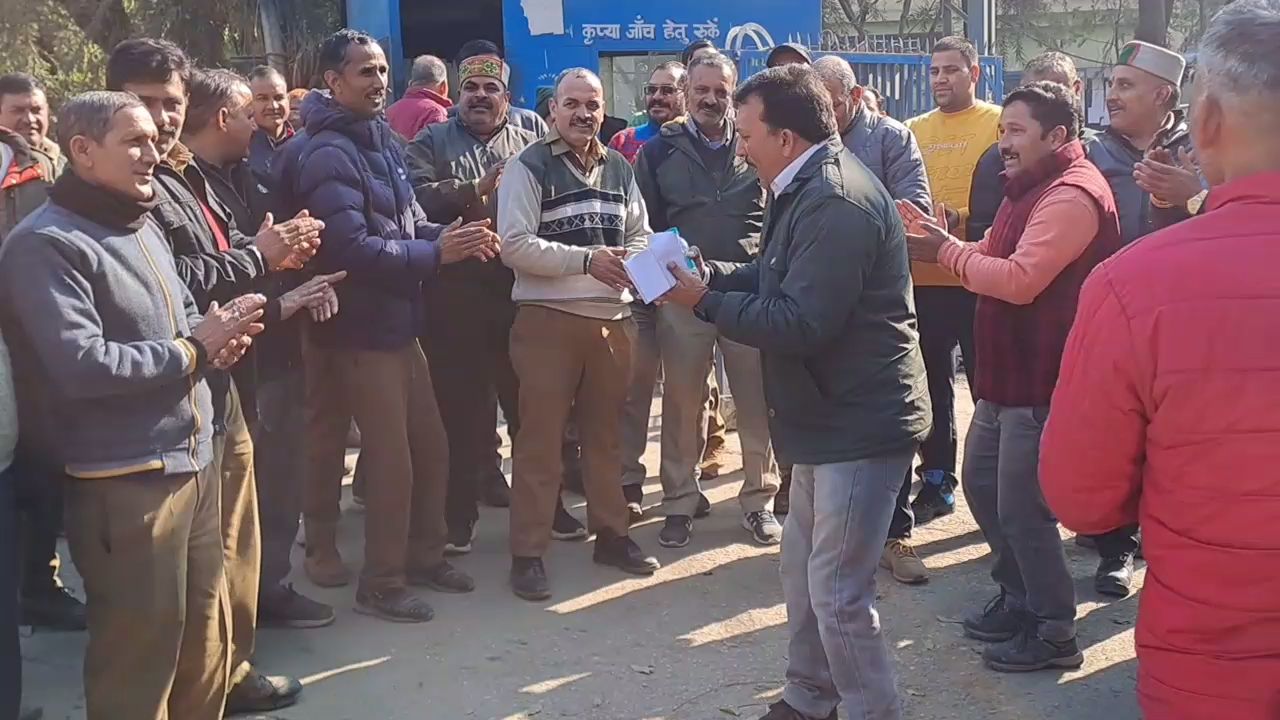HRTC चालको परिचालकों ने मंडी डिपो के 135 रुट किए बंद, डीएम पर दुर्व्यवहार करने के लगाए आरोप
