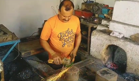 कोटला के सोनू अपनी प्रतिभा से पारम्परिक तरीके से औजार बनाने का कर रहे काम