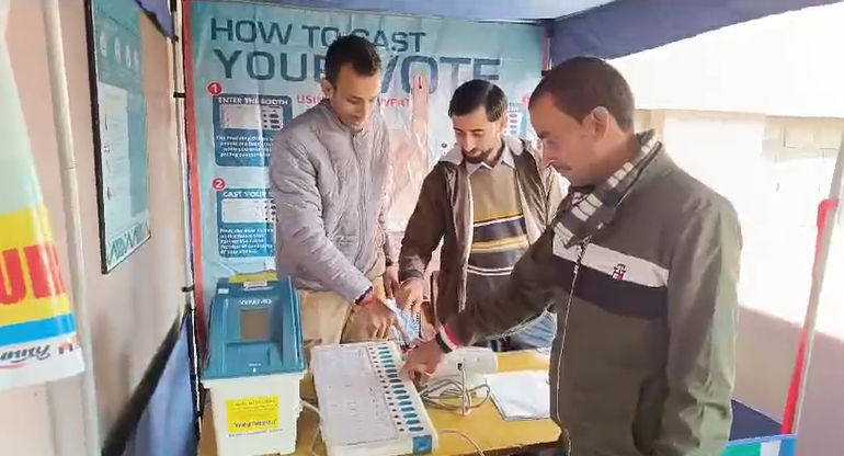 उपायुक्त कार्यालय में ईवीएम-वीवीपैट की वर्किंग पर लगाई क्योस्क, मतदाताओं को मतदान पर भी दी जा रही जानकारी