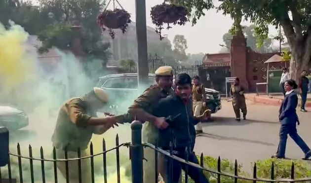 संसद पर हम*ले की बरसी के दिन लोकसभा की सुरक्षा में बड़ी चू*क