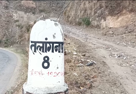 करोड़ों की लागत से तैयार तलांगना सड़क के खस्ताहाल,ग्रामीण परेशान.