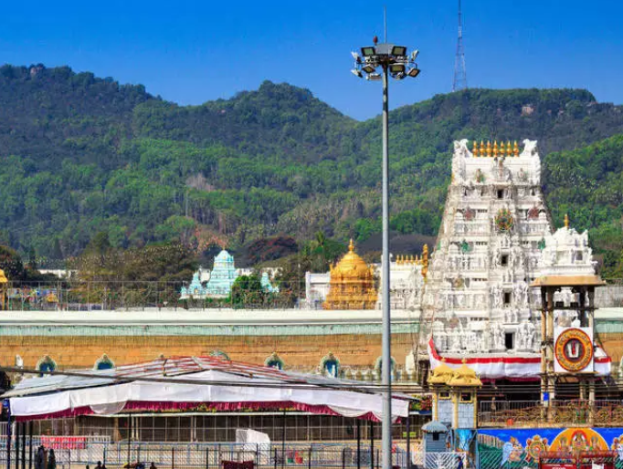 भारत के रहस्यमयी वेंकटेश्वर मंदिर, जहां होती हैं कई अविश्वसनीय घटनाएं
