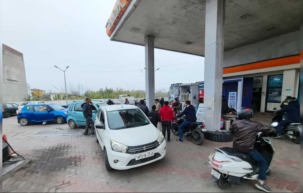 हिमाचल में पेट्रोल-डीजल के अधिकतर पंप खाली, HRTC-प्राइवेट बसों के पहिए थमे, लोग परेशान