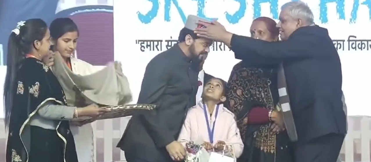 एक से श्रेष्ठ कार्यक्रम के दौरान उपराष्ट्रपति जगदीप धनखड़ ने अनुराग ठाकुर की टोपी की ठीक, वीडियो वायरल