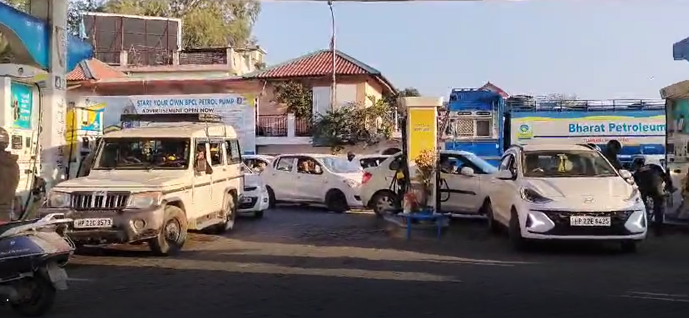 ट्रक ऑपरेटर की हड़ताल के चलते प्रदेश में पेट्रोल व डीजल की हुई किल्लत