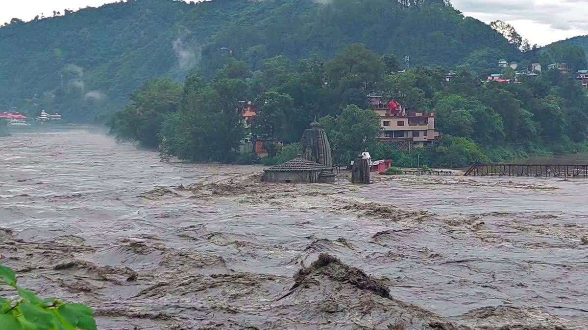 मंडी : ब्यास नदी के बीच में रात भर फंसा रहा युवक