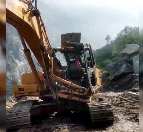 किन्नौर : निगुलसरी में जेसीबी पर गिरे पत्थर, बाल-बाल बचा ऑप्रेटर