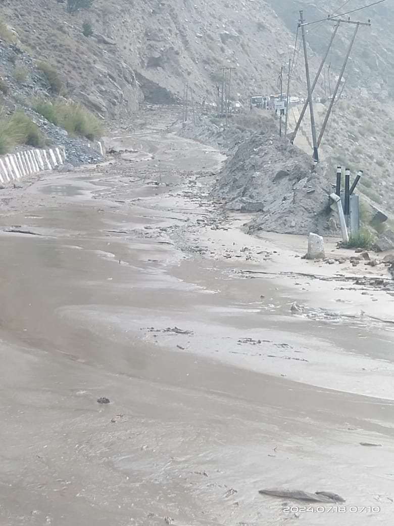 किन्नौर के पोवारी में लगातार हो रहा भूस्खलन, यातायात प्रभावित