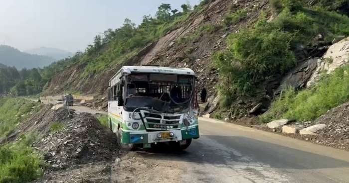 मंडी में एचआरटीसी की बस पर गिरी चट्टान